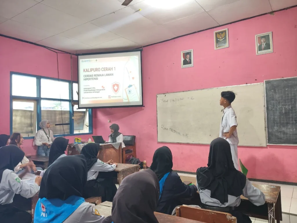 Tim PKL FIKKIA UNAIR tengah memberikan edukasi interaktif terkait pencegahan hipertensi dan pola hidup sehat di hadapan anggota PMR SMPN 2 Kalipuro.