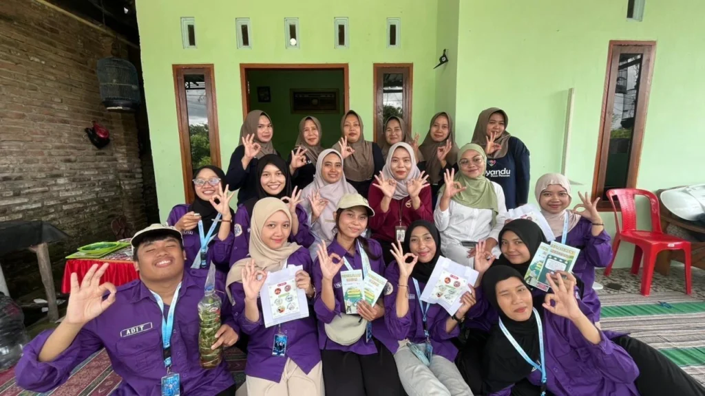 Kelompok 7 PKL FIKKIA UNAIR bersama penggiat lingkungan dan warga Dusun Krajan usai sosialisasi program kebersihan berbasis SDGs.