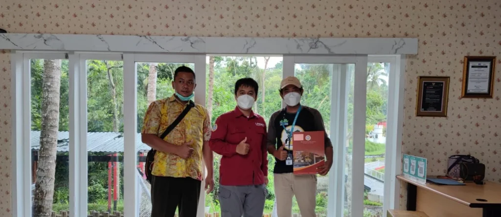Kegiatan pengabdian masyarakat di Taman Safari Prigen